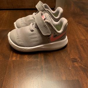 Size 4 children’s tennis shoes